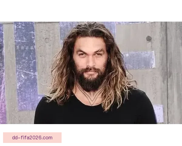 哇海王杰森莫玛昨晚现身老特拉福德 穿曼联球衣现场观战引球迷热议
